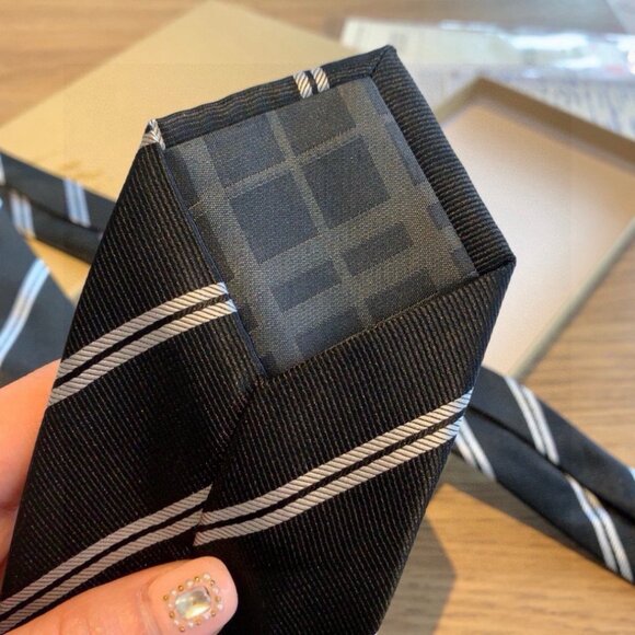 Burberry Men's Tie - Picture 3 of 5